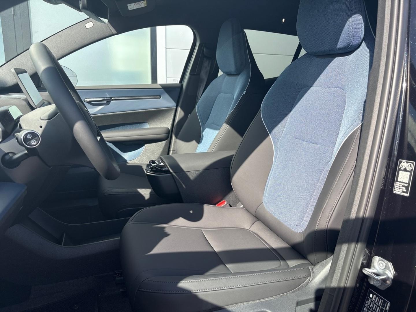 Image VOLVO EX30 P5 Long Range 272ch 69kWh Black Edition