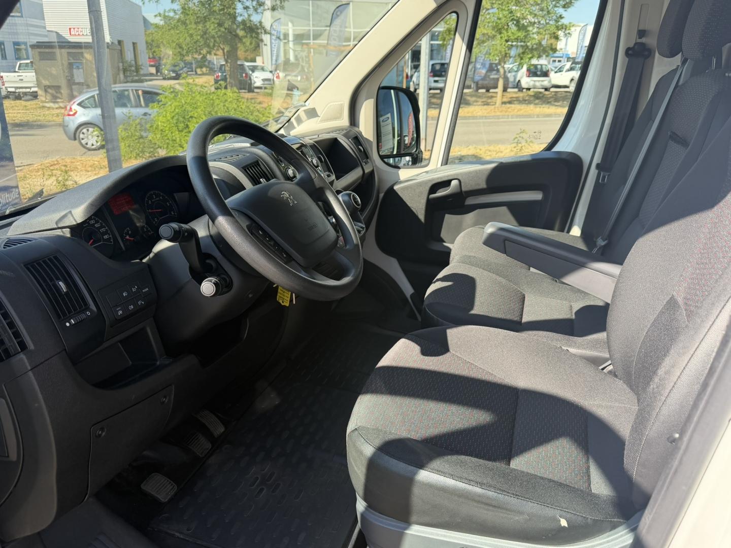 Image PEUGEOT Boxer Fg 335 L3H2 2.2 BlueHDi S&S 140ch Asphalt