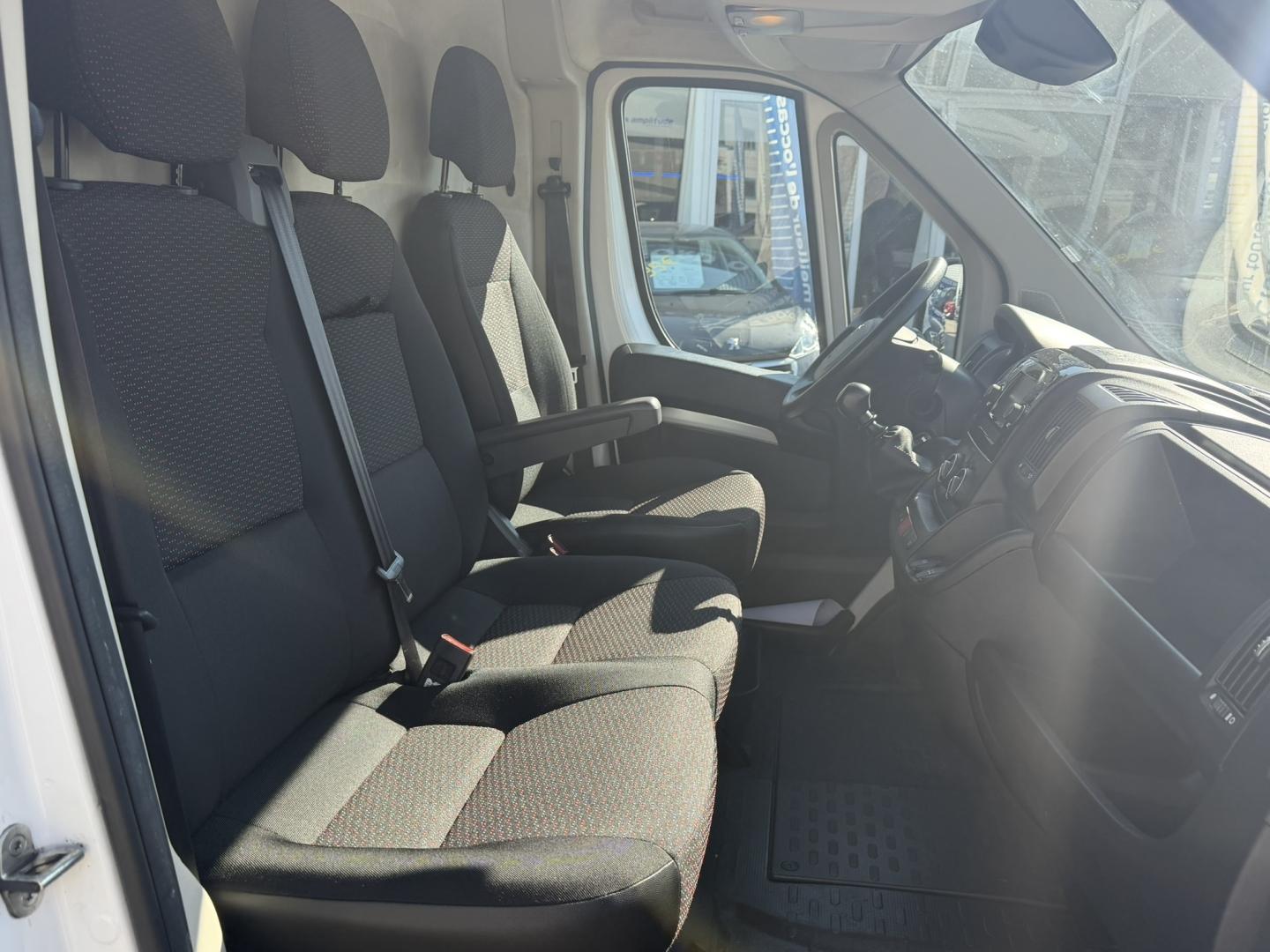 Image PEUGEOT Boxer Fg 335 L3H2 2.2 BlueHDi S&S 140ch Asphalt