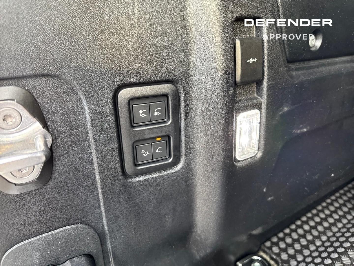 Image LAND-ROVER Defender 110 2.0 P300e S